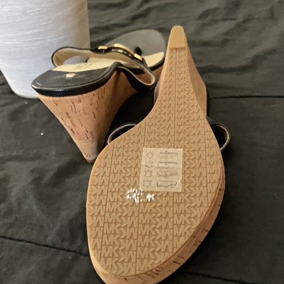 Brand New Michael Kor Wedge Sandels - Picture 4 of 7
